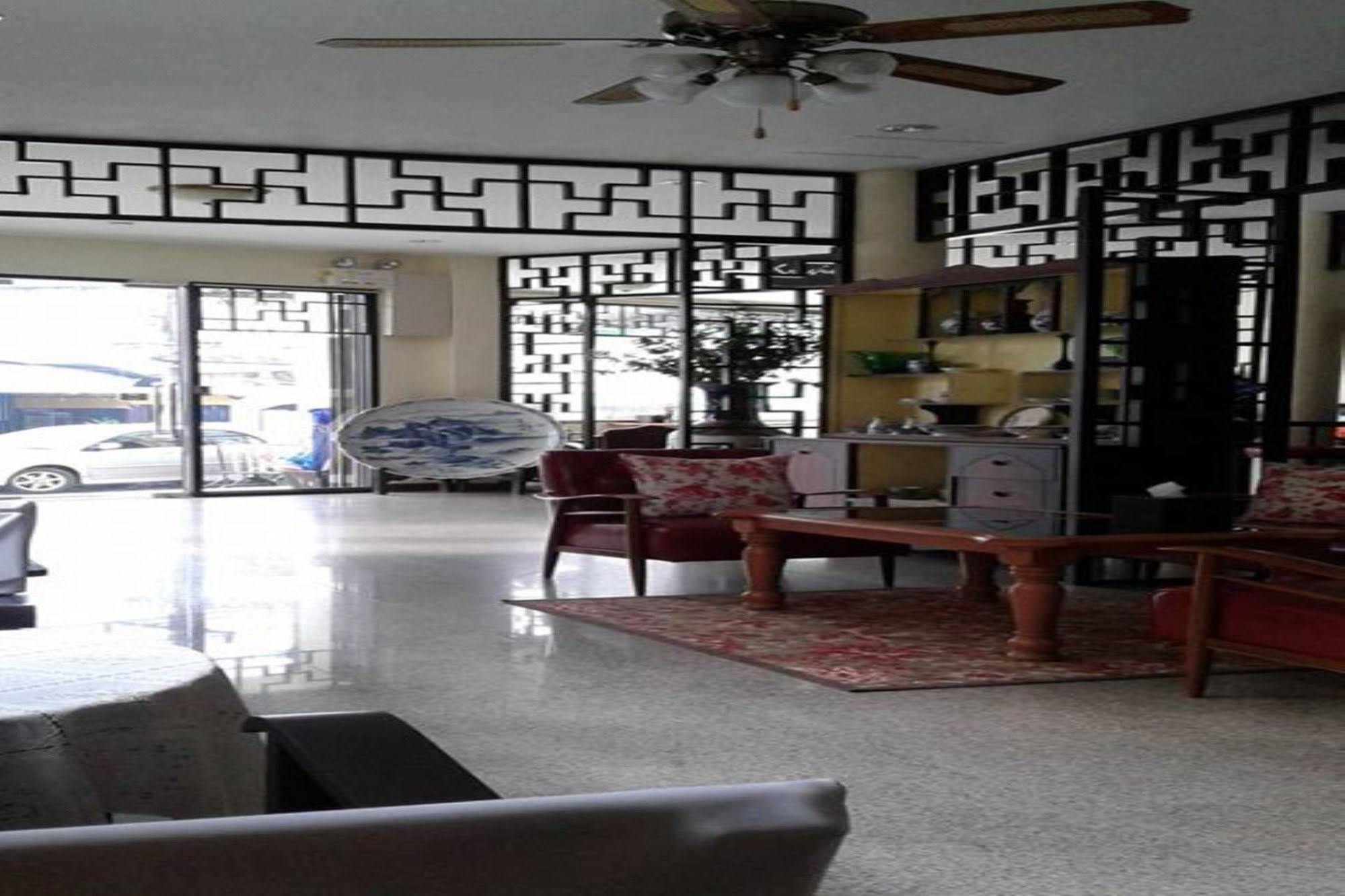 Srisomboon Hostel Trang Dış mekan fotoğraf